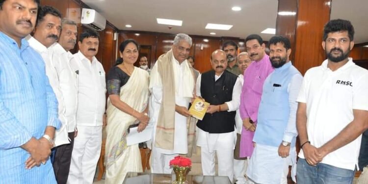 ಕಸ್ತೂರಿ ರಂಗನ್ ವರದಿ ಜಾರಿಗೊಳಿಸದಂತೆ ಕೇಂದ್ರಕ್ಕೆ ಮನವಿ ನೀಡಿದ ಸಿಎಂ ಬಸವರಾಜ ಬೊಮ್ಮಾಯಿ ನಿಯೋಗ