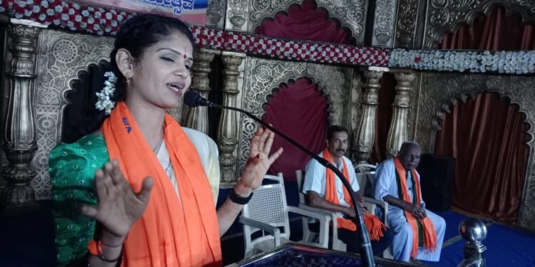 ವೀರ್ ಸಾವರ್ಕರ್ ಅಪ್ರತಿಮ‌ ದೇಶ ಭಕ್ತ | ಅವರ ಭಾವಚಿತ್ರಕ್ಕೆ ಅವಮಾನ.. ವಿಕೃತ ಮನಸ್ಸಿನ ಅನಾವರಣ | ರಿಪ್ಪನಪೇಟೆ ದಿಕ್ಸೂಚಿ ಭಾಷಣದಲ್ಲಿ ಚೈತ್ರಾ ಕುಂದಾಪುರ