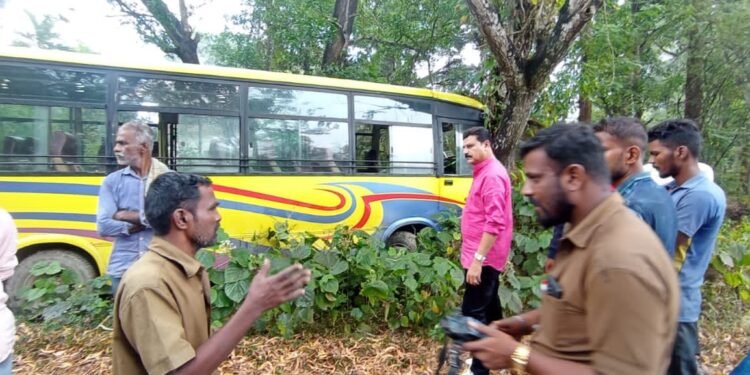 SAGARA| ಮರಕ್ಕೆ ಡಿಕ್ಕಿ ಹೊಡೆದ ಖಾಸಗಿ ಬಸ್ಸು | ನೆರವಿಗೆ ಧಾವಿಸಿದ ಮಾಜಿ ಶಾಸಕ ಬೇಳೂರು