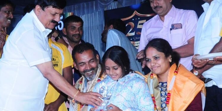 ಊರ ಹಬ್ಬವಾದ ಸರ್ಕಾರಿ ಶಾಲಾ ಬೆಳ್ಳಿಹಬ್ಬ | ಗೃಹ ಸಚಿವ ಆರಗರಿಂದ ರವಿ ಬಿದನೂರುರಿಗೆ ಸನ್ಮಾನ