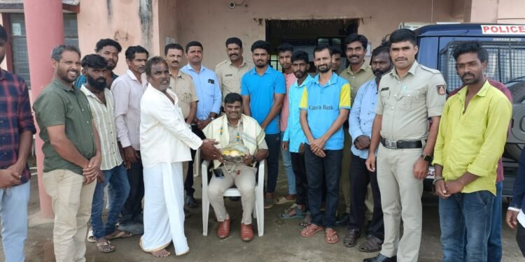 ನೂಲಿಗ್ಗೇರಿ ಗಣಪತಿ ವಿಸರ್ಜನಾ ಮೆರವಣಿಗೆ ಯಶಸ್ವಿ | ನಗರ ಠಾಣೆ ಪಿಎಸ್ಐ ರಮೇಶ್ ಗೆ ಗ್ರಾಮಸ್ಥರ ಗೌರವ