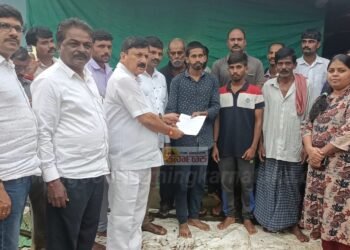 ಹಳ್ಳಕ್ಕೆ ಬಿದ್ದು ಮೃತಪಟ್ಟ ವ್ಯಕ್ತಿಯ ಕುಟುಂಬಕ್ಕೆ ಪರಿಹಾರ: ಶಶಿಕಲಾ ಕುಟುಂಬಕ್ಕೆ ರೂ.5 ಲಕ್ಷ ಪರಿಹಾರ ಚೆಕ್ ವಿತರಿಸಿದ ಶಾಸಕ ಆರಗ ಜ್ಞಾನೇಂದ್ರ