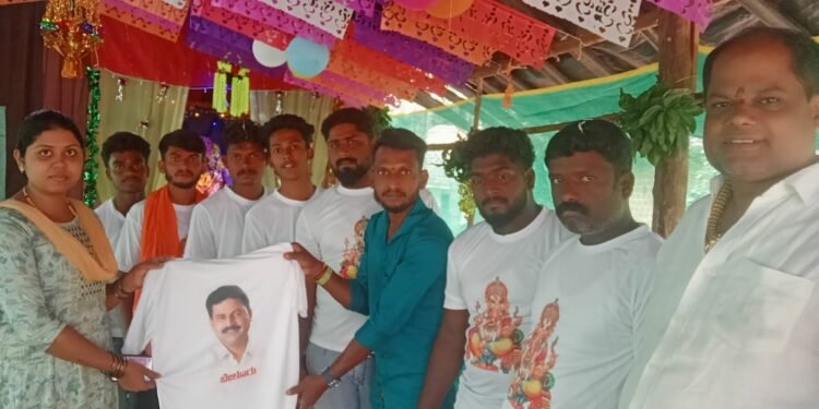 Hosanagara| ಗಣೇಶ ಸಮಿತಿ ಪದಾಧಿಕಾರಿಗಳಿಗೆ ‘ಟೀ ಶರ್ಟ್’ ವಿತರಣೆ
