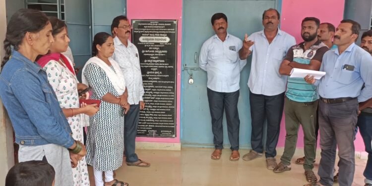 ತುರ್ತು ಗ್ರಾಮಸಭೆಗೆ ಬಾರದ ತಹಶೀಲ್ದಾರ್ | ಕರಿಮನೆ ಗ್ರಾಮಸ್ಥರ ಆಕ್ರೋಶ | ಅಧಿಕಾರಿಗಳ ಕೂಡಿ ಹಾಕಿ ಬಾಗಿಲು ಜಡಿದ ಗ್ರಾಮಸ್ಥರು