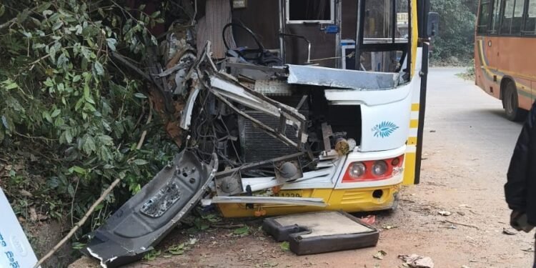 BUS ACCIDENT | ಹುಲಿಕಲ್ ಘಾಟ್ ಧರೆಗೆ ಗುದ್ದಿದ ಬಸ್ | ಮಗು ಸಾವು.. ಹಲವರು ಗಂಭೀರ