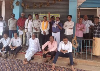 ಆರ್ಯ ಈಡಿಗ ಸಂಘದ ನೂತನ ಸಮಿತಿ ರಚನೆಗೆ ಆಗ್ರಹ : ಧರಣಿ ಆರಂಭಿಸಿದ ಮಾಜಿ ಶಾಸಕ ಬಿ.ಸ್ವಾಮಿರಾವ್