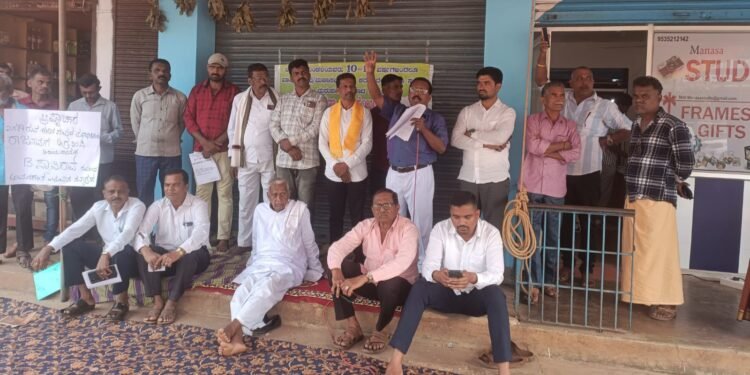 ಆರ್ಯ ಈಡಿಗ ಸಂಘದ ನೂತನ ಸಮಿತಿ ರಚನೆಗೆ ಆಗ್ರಹ : ಧರಣಿ ಆರಂಭಿಸಿದ ಮಾಜಿ ಶಾಸಕ ಬಿ.ಸ್ವಾಮಿರಾವ್